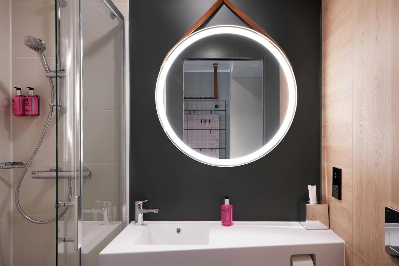 Moxy Queen Room